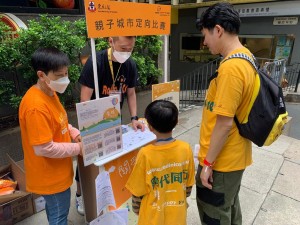 200位志愿者于15个分布在港岛区闹市各处的街站与市民宣传「关爱同行」的讯息。