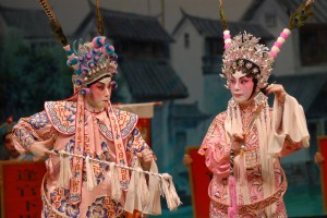 图三及图四为鸣芝声剧团两位台柱盖鸣晖小姐及吴美英小姐于《龙凤争挂帅》中演出。