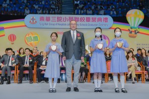 图二为东华三院学务委员会主任委员曾庆业副主席(左二)颁发课外活动奬予得奖同学。