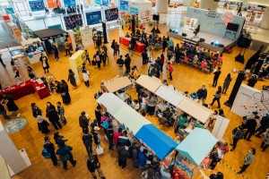 图六:市集内容丰富及多元化,包括绘本互动体验、互动工作坊、认知障碍症长者作品展示摊位等。