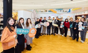 图四:嘉宾参观市集内的互动展览专区,并一同为认知障碍症长者送上关怀字句。