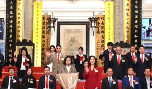 图一：东华三院甲辰年董事局主席邓明慧女士（第一排右四）联同其它董事局成员宣誓就职。