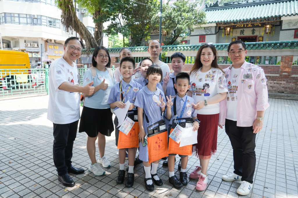 图二及图三为东华三院主席邓明慧女士及行政总监苏祐安先生走访各个地点，为志愿者学生打气。