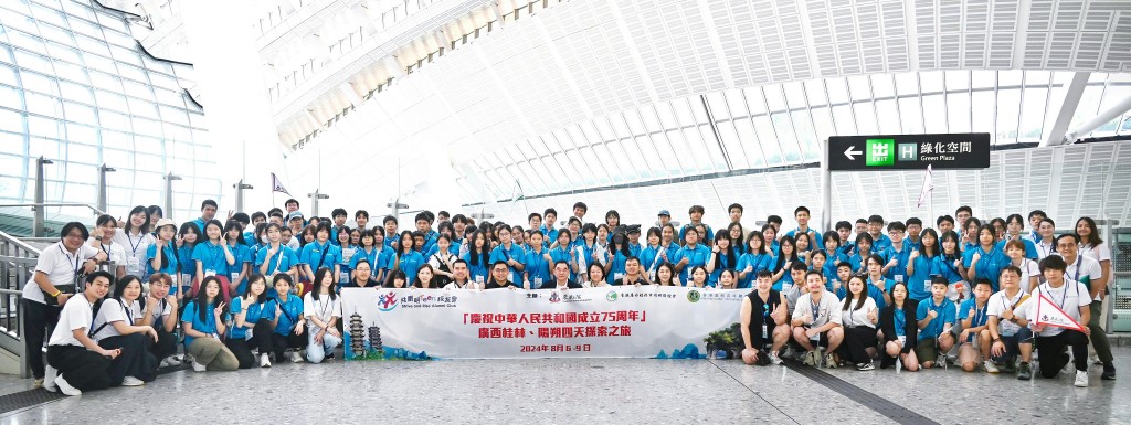 图一为交流团在出发前的誓师仪式合影。