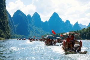 图七为100名「共创明『Teen』校友会」校友在国旗飘扬下,一同泛舟渡漓江。