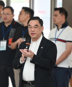 图三为广西壮族自治区政协委员、东华三院行政总监暨交流团荣誉顾问苏祐安先生勉励校友。