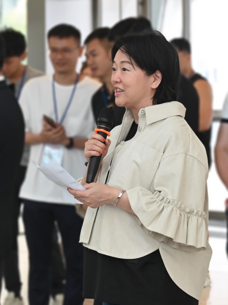 图二为全国人大代表、广西壮族自治区政协常委、香港广西社团总会会长、东华三院庚子年主席暨交流团荣誉团长文頴怡BBS太平绅士在誓师仪式中致辞。