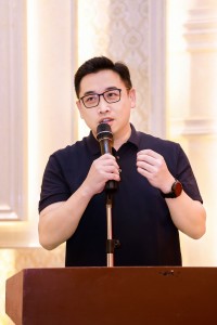 图五为广西桂林市政协委员、香港广西桂林市同乡联谊会常务副会长暨交流团团务委员潘卓群在分享晚宴中致辞。