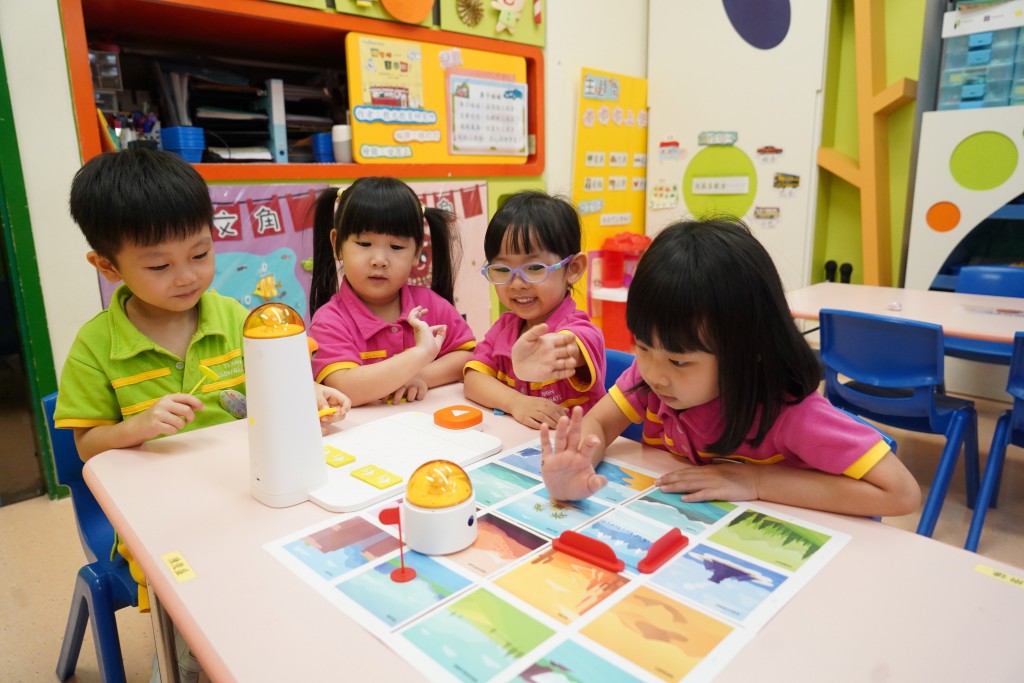 东华三院属下幼稚园积极引入世界各地的创新教具及课程，以增强学生学习兴趣及能力。