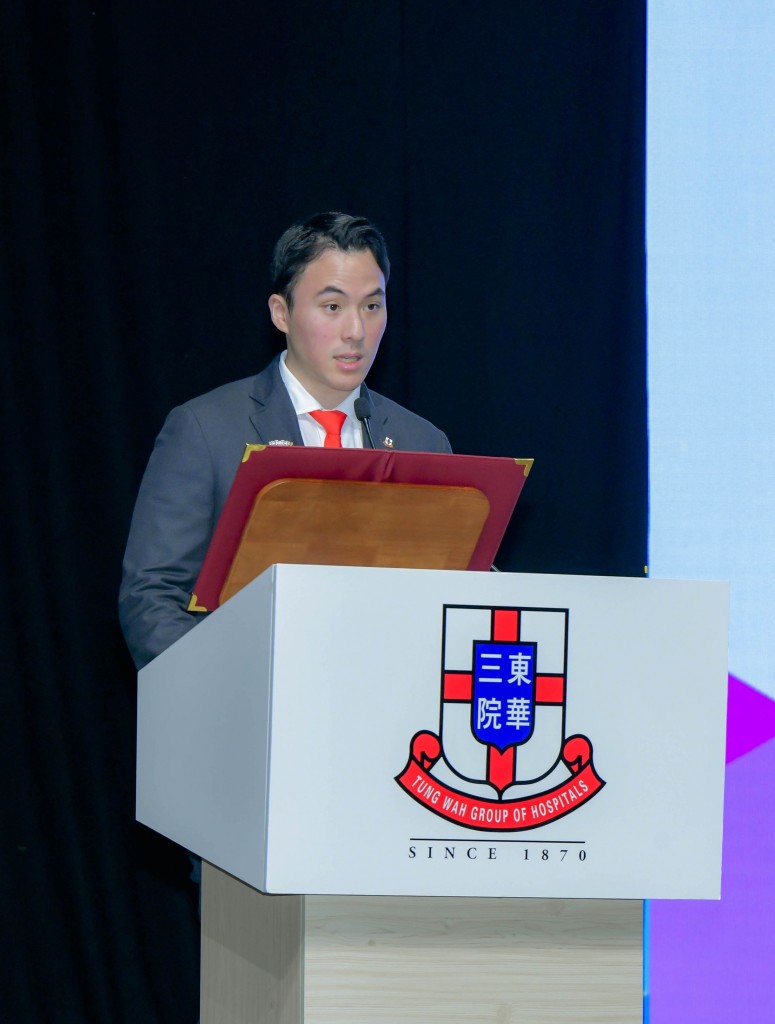 图一为东华三院主席暨名誉校监何猷启先生于毕业礼上致辞。