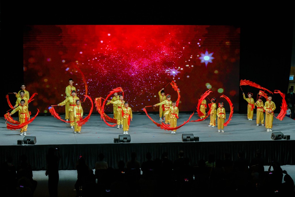 图五及图六为毕业生才艺表演。