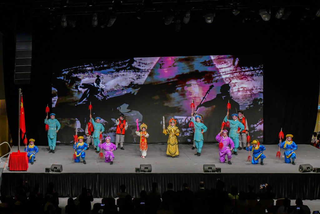 图五及图六为毕业生才艺表演。