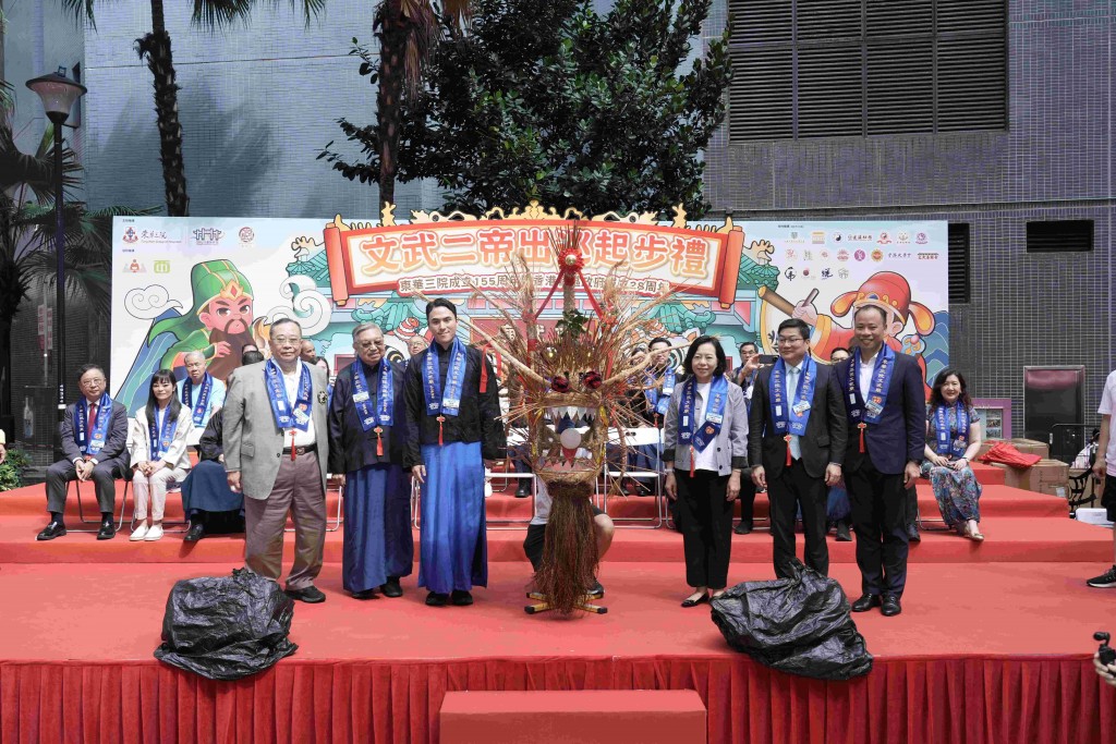 图一为中联办协调部副部长陈泽涛先生(右二)、民政及青年事务局局长麦美娟SBS太平绅士（右三）、东华三院主席何猷启先生（左三）及其它主礼嘉宾为出巡的火龙点睛，为活动揭开序幕。