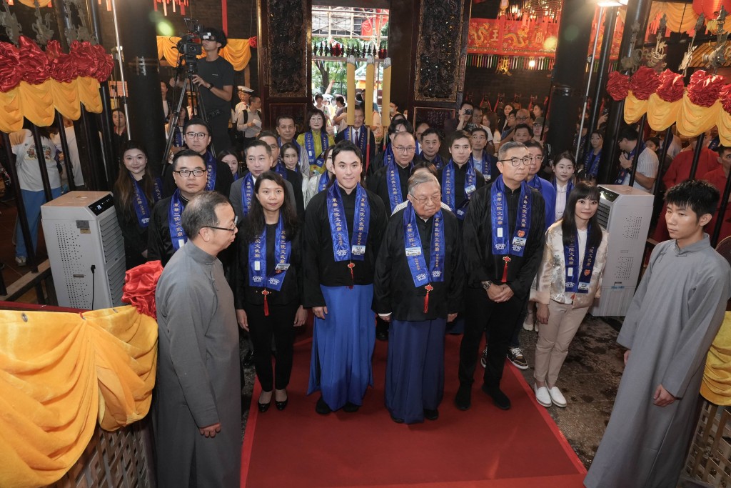 图七为东华三院董事局成员依传统穿上长袍玄褂，于文武庙内进行庄严的秋祭大典，包括三献礼及恭颂祝文。