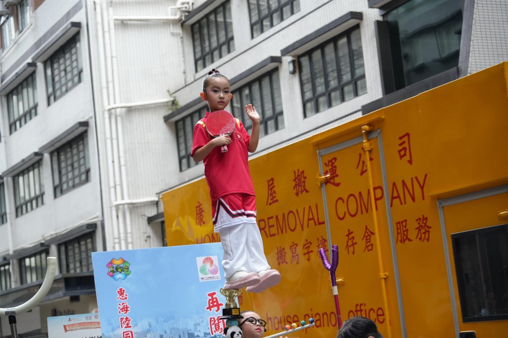 图五及图六为长洲飘色亦难得过海参与盛会。