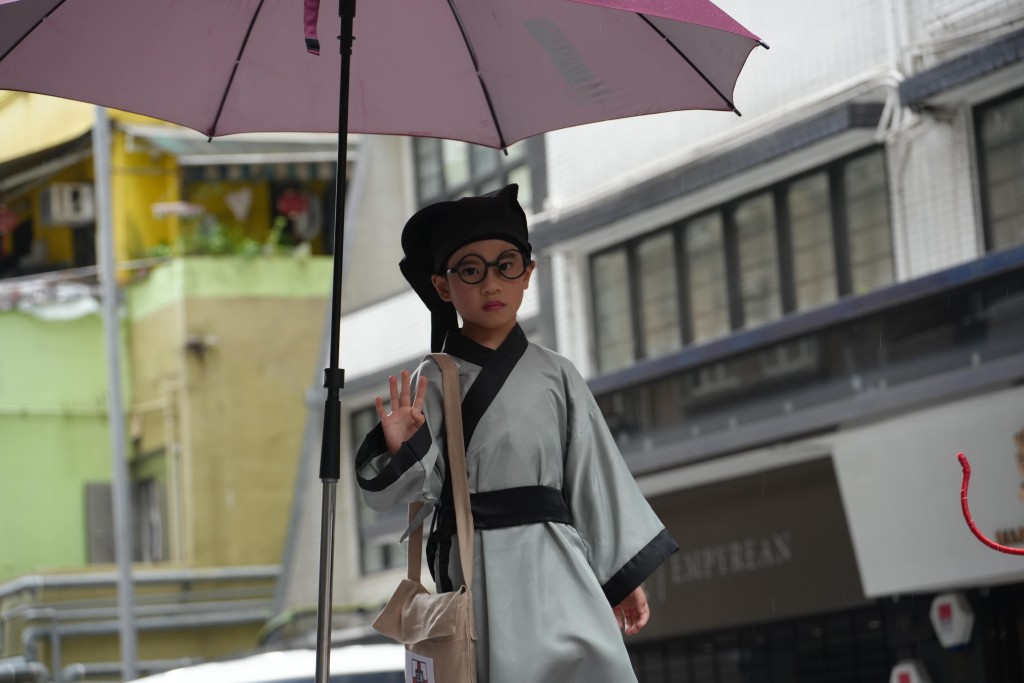 图五及图六为长洲飘色亦难得过海参与盛会。