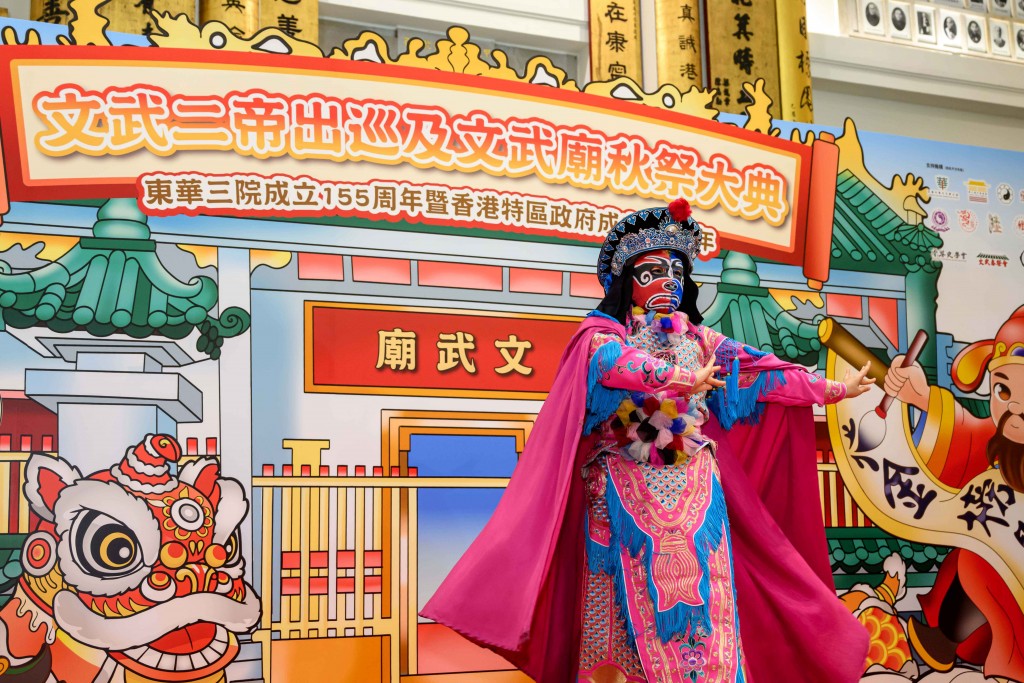 图十为东华三院李兆忠大堂的舞台表演精彩纷呈，图为变脸表演，展现出充满活力的民俗文化。