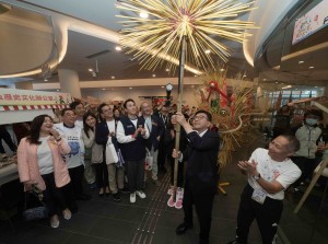 图二至图六为劳工及福利局局长孙玉菡太平绅士与东华三院主席何猷启先生及一众嘉宾参观社区同乐日摊位及参与体验活动。