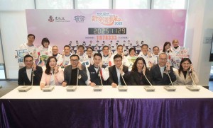 图二至图六为劳工及福利局局长孙玉菡太平绅士与东华三院主席何猷启先生及一众嘉宾参观社区同乐日摊位及参与体验活动。