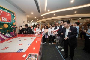 图二至图六为劳工及福利局局长孙玉菡太平绅士与东华三院主席何猷启先生及一众嘉宾参观社区同乐日摊位及参与体验活动。