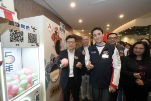 图二至图六为劳工及福利局局长孙玉菡太平绅士与东华三院主席何猷启先生及一众嘉宾参观社区同乐日摊位及参与体验活动。