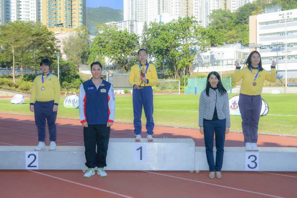 图二为教育局副秘书长刘颖贤博士（前排右）及东华三院主席暨名誉校监何猷启先生（前排左）颁发奖项予得奖学生。