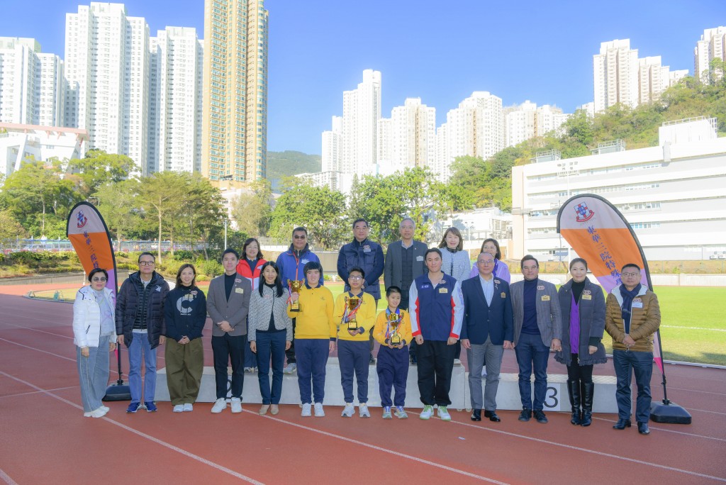图三为主礼嘉宾丶校监丶校董及一众董事局成员与杰出运动员合照。