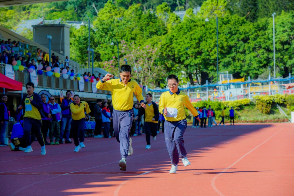 图四为学生们正在进行个人田径及团体接力比赛，展现拼搏精神。