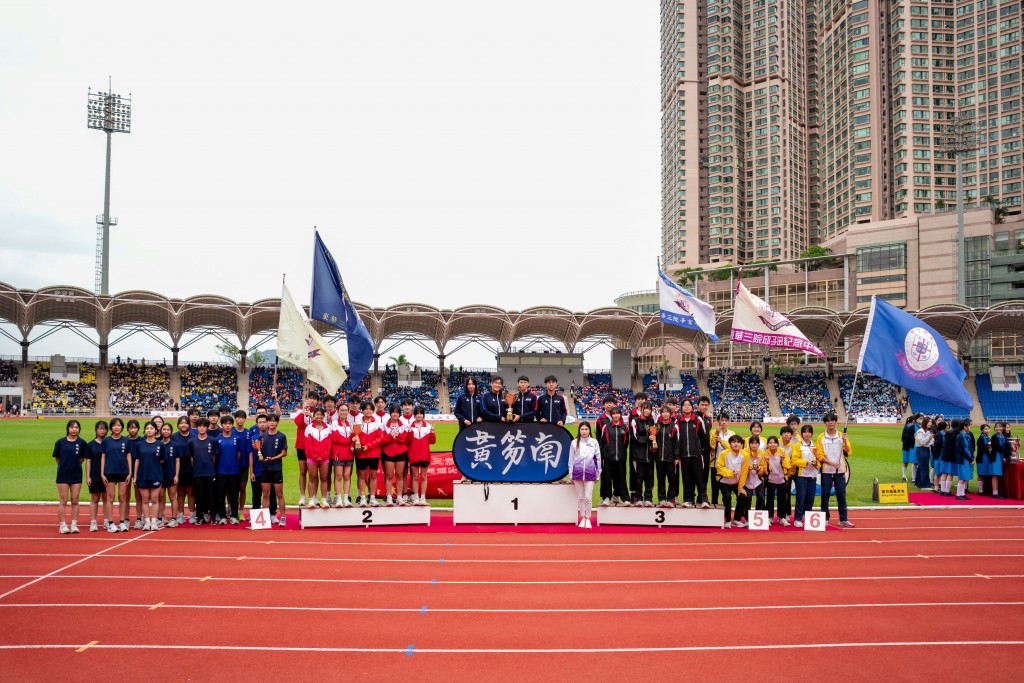 图一为东华三院蔡加怡副主席与一众得奖学生运动员合照。