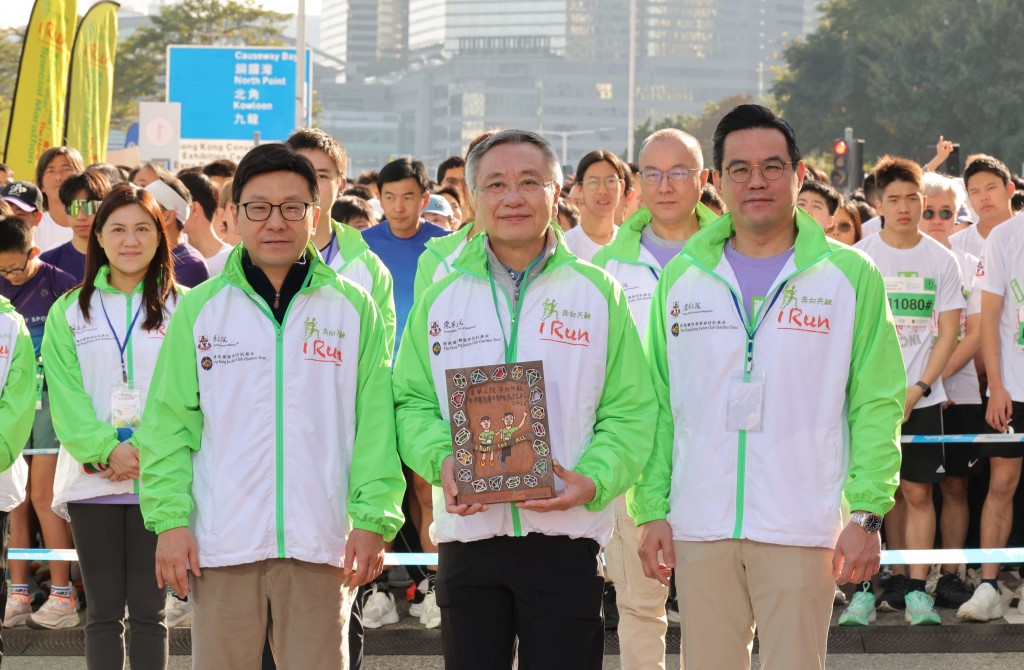 图二︰香港特别行政区政府劳工及福利局局长孙玉菡太平绅士（左）致送纪念品予香港赛马会董事罗启华先生（中），并由东华三院副主席暨社会服务委员会主任委员李旷怡先生（右）陪同。