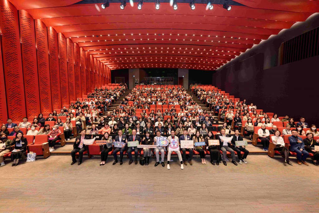 图三为一众嘉宾与接近400名参加者大合照。