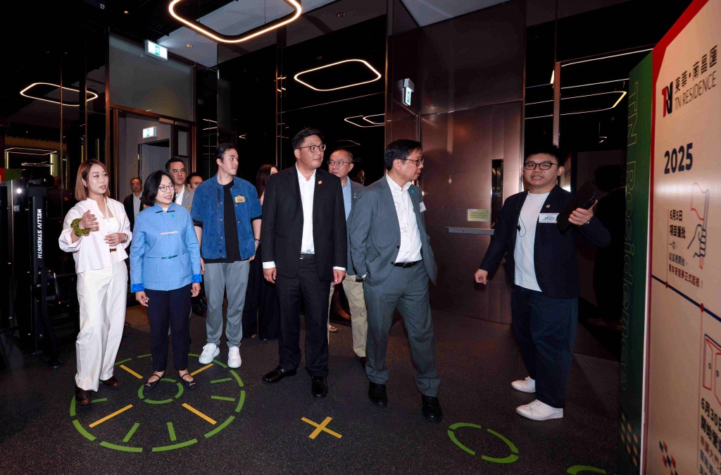 图四至图五为一众嘉宾参观「东华・南昌汇」各项设施。