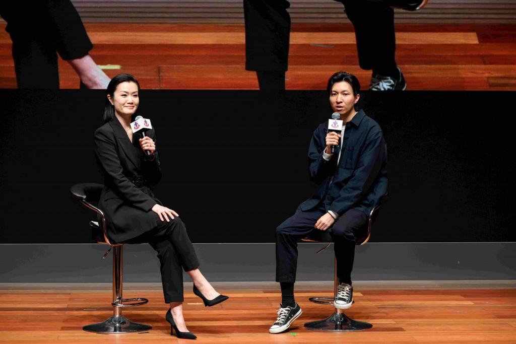 图四为导演黄肇邦先生(右一)为参加者介绍其最新纪录片《泊》先导片。