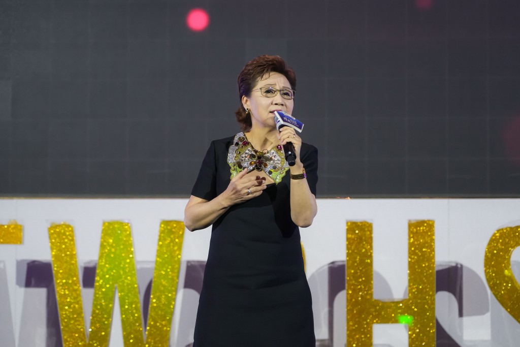 图四至六为特别嘉宾张德兰女士、歌星黄洛妍小姐、冼靖峰先生倾力献唱，掀起晚会高潮。