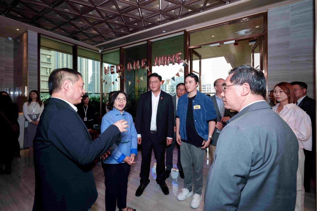 图四至图五为一众嘉宾参观「东华・南昌汇」各项设施。