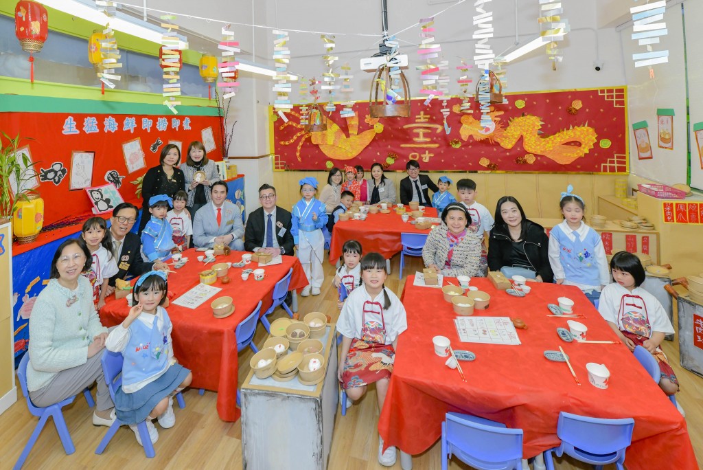 图五及图六为一众嘉宾参观学校环境。