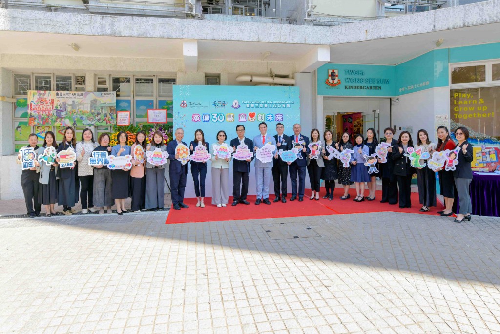 图五及图六为一众嘉宾参观学校环境。