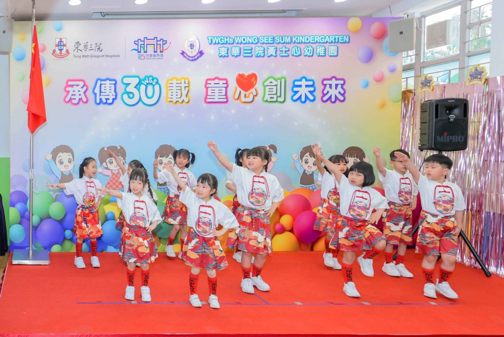 图三及四为学生于典礼上呈献精彩表演。