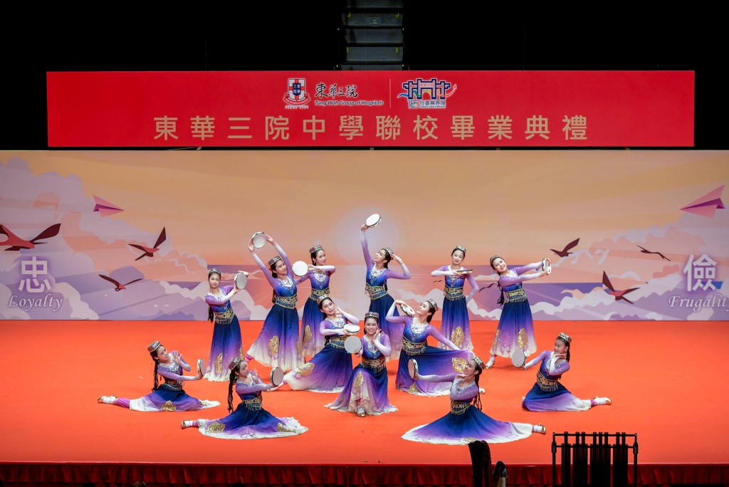 图三至图五为学生于东华三院中学联校毕业典礼上的精彩表演。