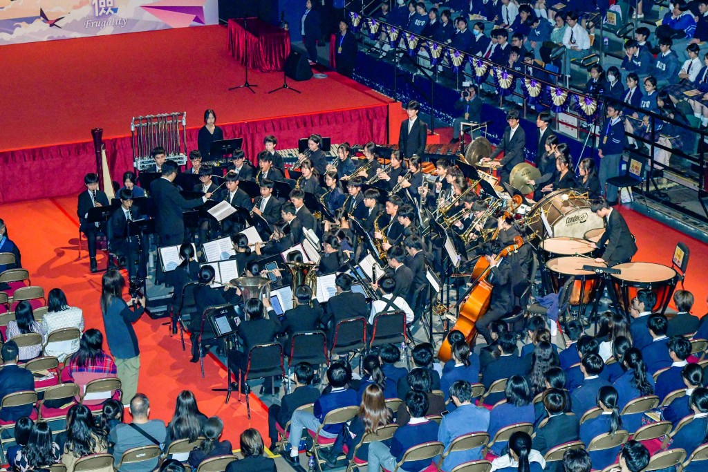 图三至图五为学生于东华三院中学联校毕业典礼上的精彩表演。