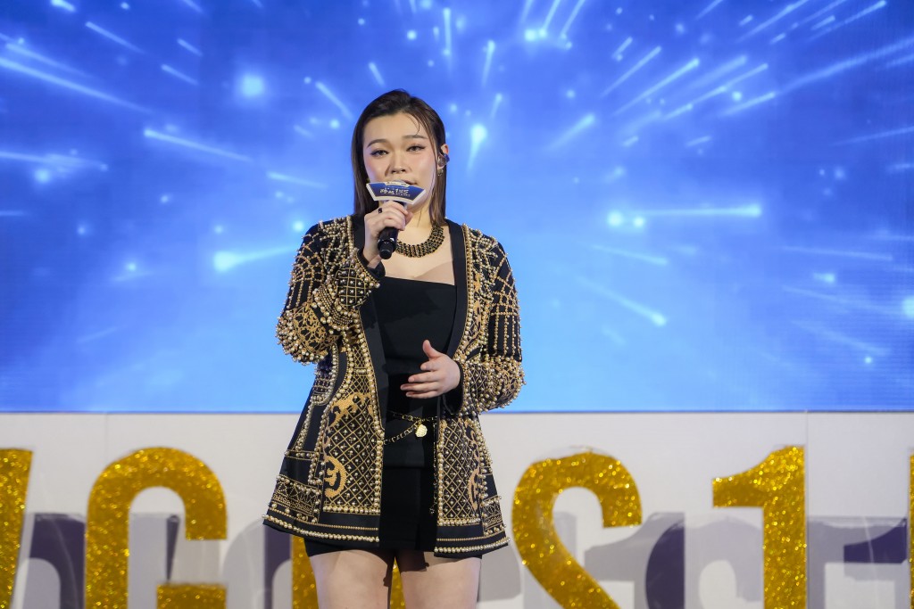 图四至六为特别嘉宾张德兰女士、歌星黄洛妍小姐、冼靖峰先生倾力献唱，掀起晚会高潮。