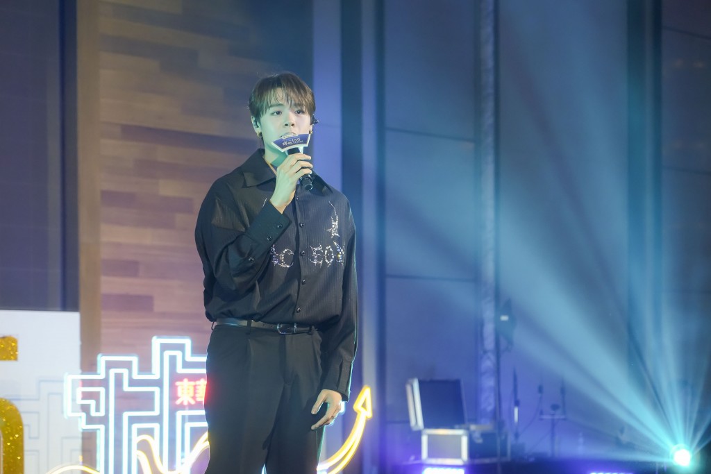 图四至六为特别嘉宾张德兰女士、歌星黄洛妍小姐、冼靖峰先生倾力献唱，掀起晚会高潮。