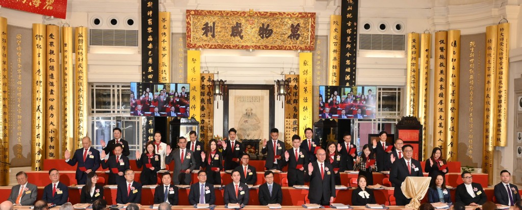 图二:东华三院丙午年董事局主席曾庆业先生(前排右六)联同其它董事局成员在民政及青年事务局副局长梁宏正BBS太平绅士(前排右四)监誓下宣誓就职。