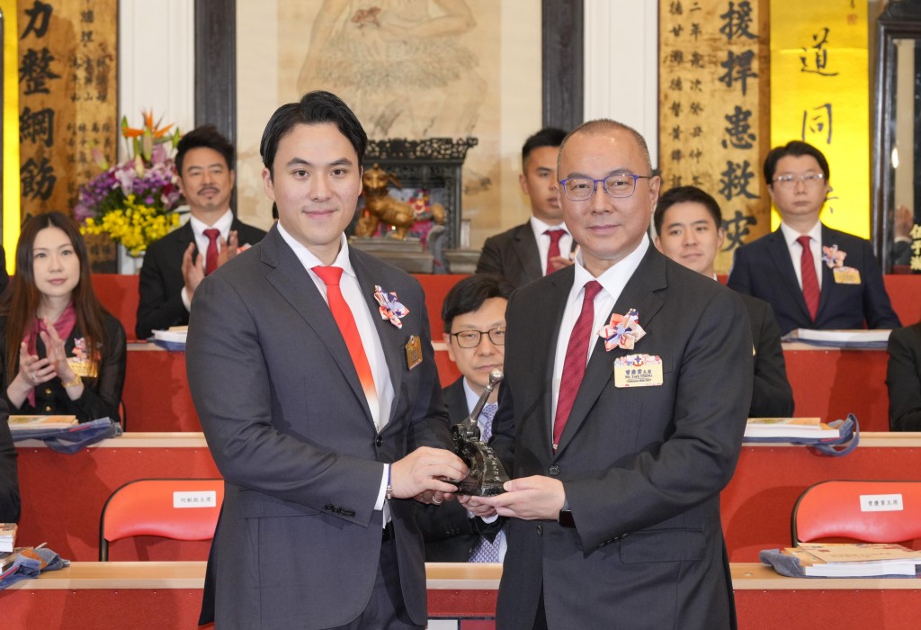 图三:东华三院乙巳年董事局主席何猷启先生(左)移交契据及印信予丙午年董事局主席曾庆业先生(右)。