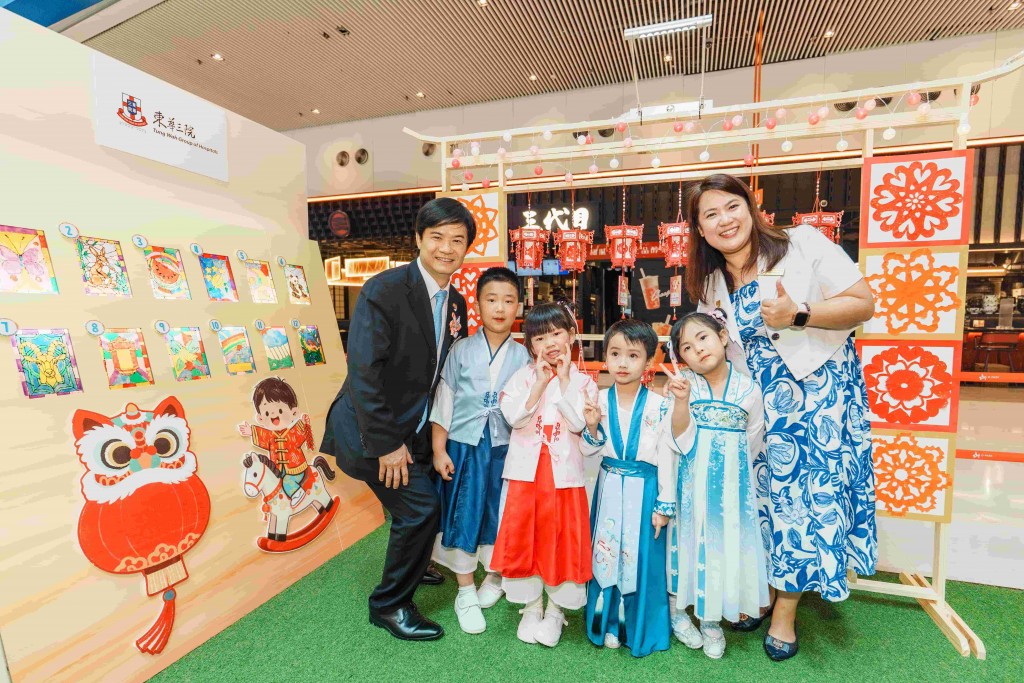 图二、三为嘉宾与「小小艺术家」学生代表交流互动。