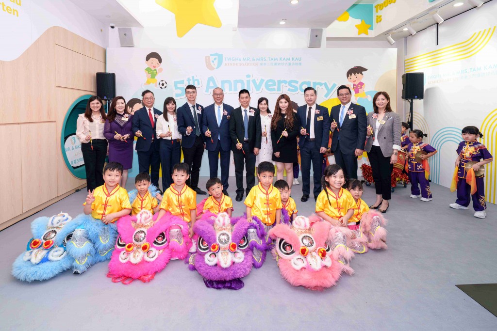 图一为本院主席暨校监曾庆业先生(左六)、主礼嘉宾教育局总学校发展主任(深水埗)李兆熙先生(左五)、学校捐办人暨本院丁亥年总理谭锦球博士GBS, SBS太平绅士伉俪及家族代表(右四至六)及一衆嘉宾举行舞龙舞狮点睛仪式。
