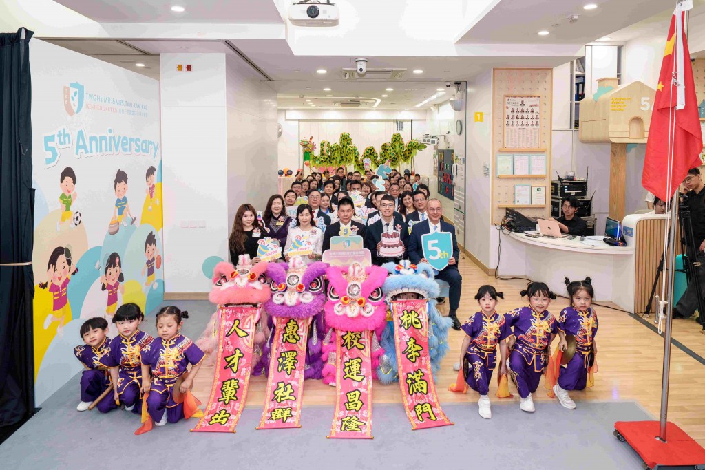 图二为一众嘉宾与幼稚园舞龙、舞狮队拍大合照。