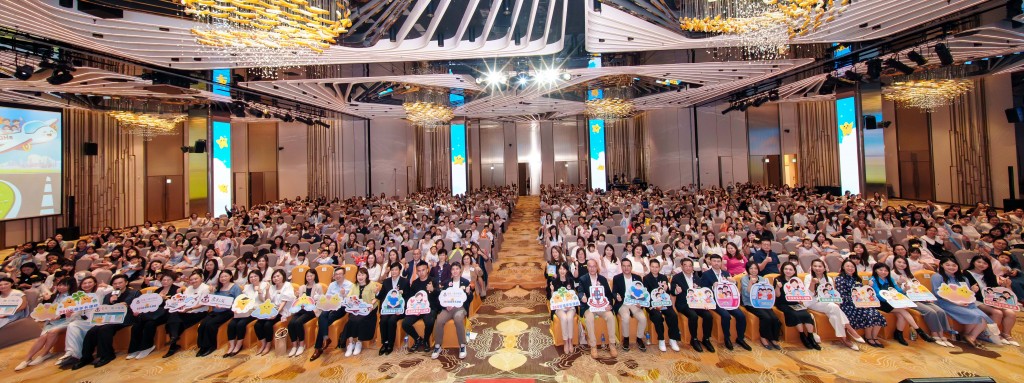 图二为典礼会场大合照,当日约有800人出席,场面热闹。