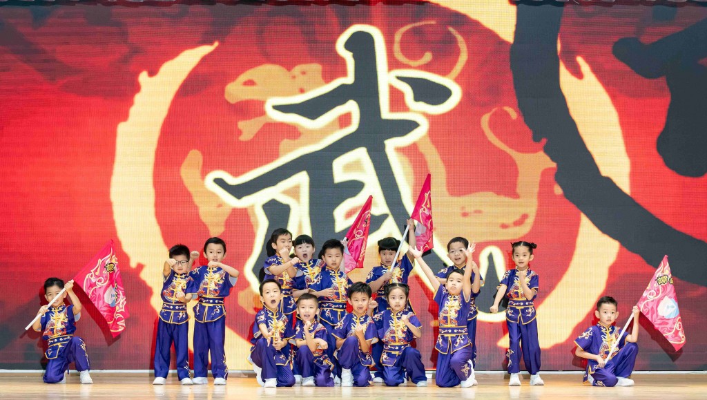 图四及图五为各校武术队展示各种武术招式,队型十足