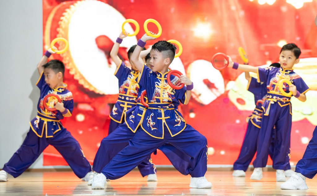 图四及图五为各校武术队展示各种武术招式,队型十足